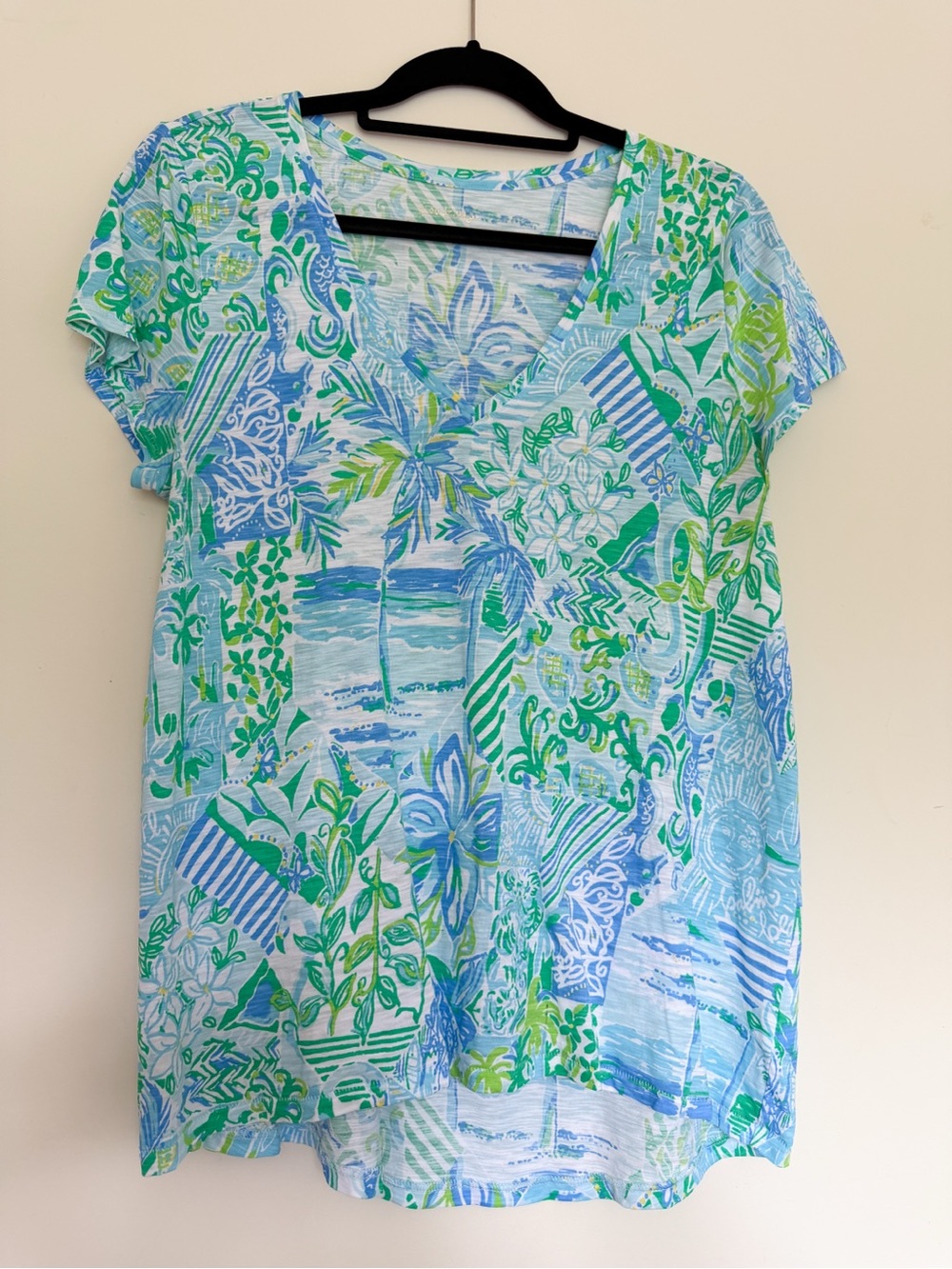 Lilly Pulitzer Etta V-Neck in Wish You Were Here / Beach Happy